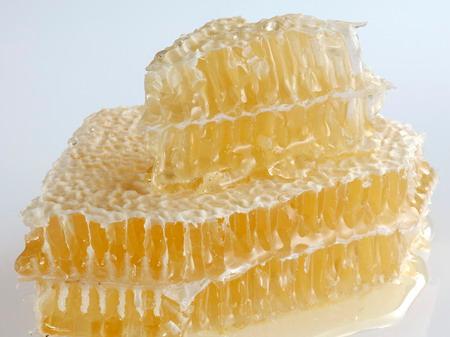 连蜜带巢的蜂巢蜜能治鼻炎？