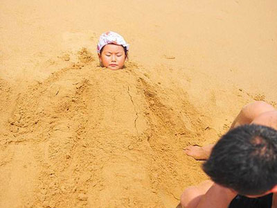 海邊這樣玩沙子小心再也出不來