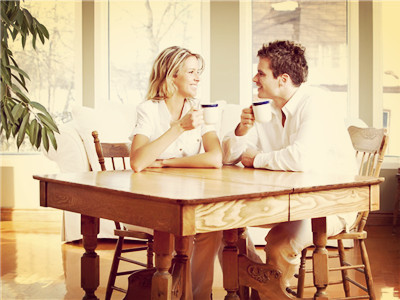 两个人一起喝奶茶图片图片